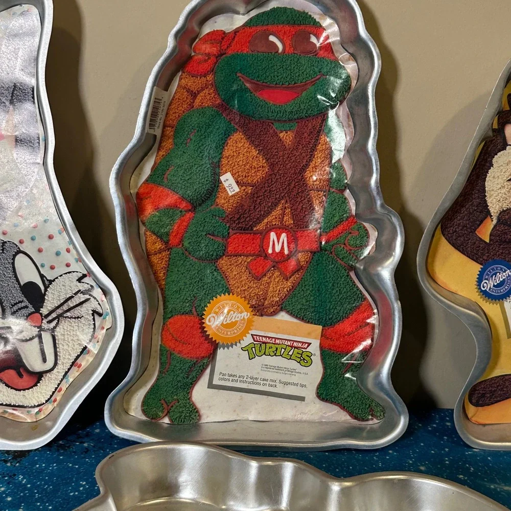 Wilton Vintage Cake Pan Lot of 4 Tmnt, bugs bunny, Mickey, Taz,